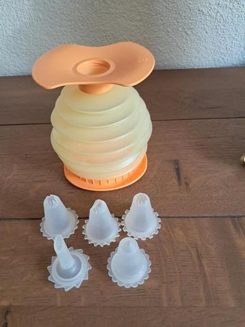 Tupperware slagroom spuit met extra spuitstukken beschikbaar voor biedingen