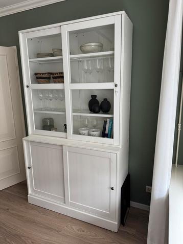 Havsta IKEA vitrinekast met schuifdeuren beschikbaar voor biedingen