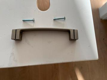 Metalen greep met schroeven beschikbaar voor biedingen