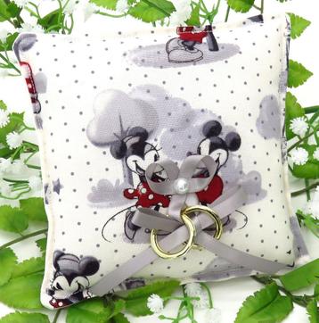 Zeer leuke bruiloft ring kussen met Mickey en Minnie. beschikbaar voor biedingen