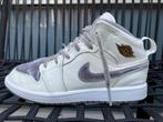 Hoge grijs /witte nike air jordan 1 van suede/leer in 33,5, Kinderen en Baby's, Meisje, Schoenen, Ophalen of Verzenden, Zo goed als nieuw