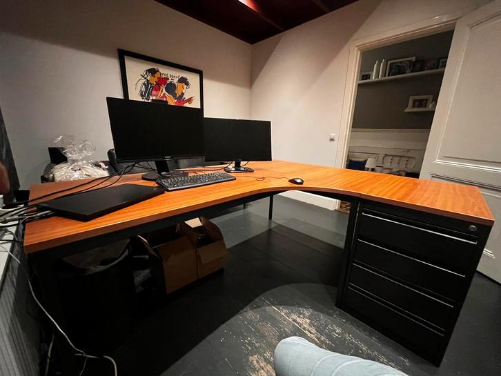 Strak hoekbureau met stevige afwerking, Huis en Inrichting, Bureaus, Zo goed als nieuw, Ophalen