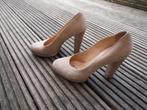 mooie beige suede Vera Gomma pumps, mt 38, Kleding | Dames, Schoenen, Pumps, Vera Gomma, Verzenden, Beige