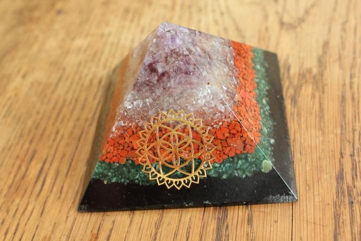Orgonite piramide met Rode Jaspis, Seed of Life en meer, Sieraden, Tassen en Uiterlijk, Edelstenen, Nieuw, Ophalen of Verzenden