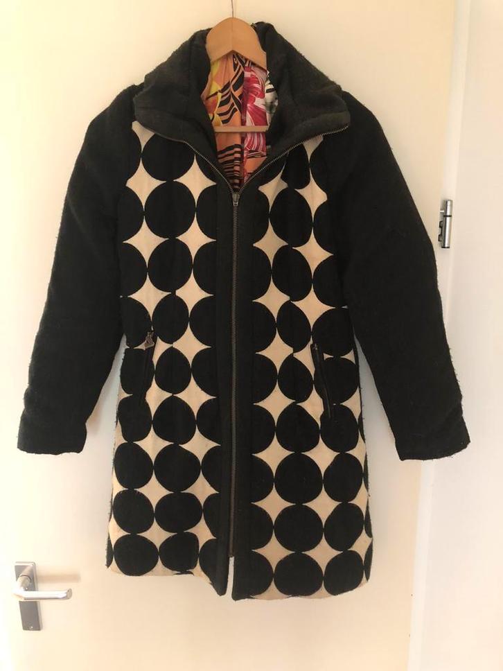 Desigual mooie zwarte jas met witte figuren maat 40., Kleding | Dames, Jassen | Winter, Zo goed als nieuw, Maat 38/40 (M), Zwart