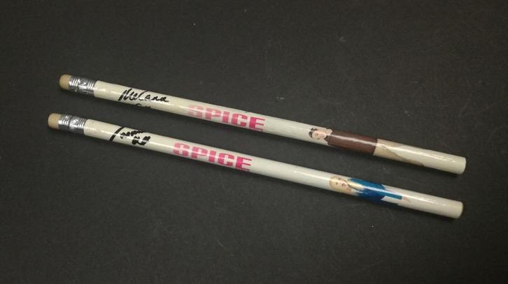 SPICE GIRLS 2 potloden Baby Spice & Sporty Spice 90's, Verzamelen, Muziek, Artiesten en Beroemdheden, Gebruikt, Gebruiksvoorwerp