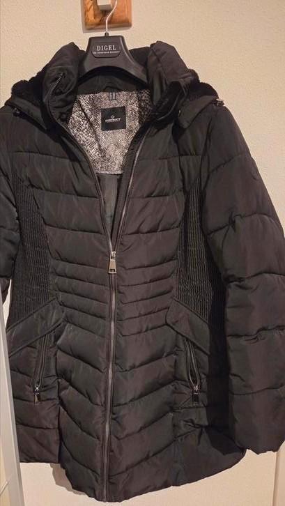 winterjas dames zwart mt 46 , half lang. District zgan, Kleding | Dames, Jassen | Winter, Zo goed als nieuw, Maat 46/48 (XL) of groter