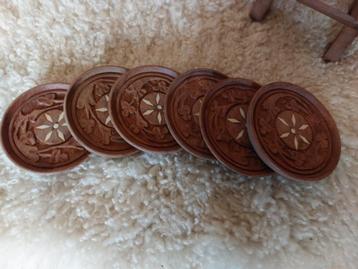 Prachtige antieke houten onderzetters (5) met een mooi werkj beschikbaar voor biedingen