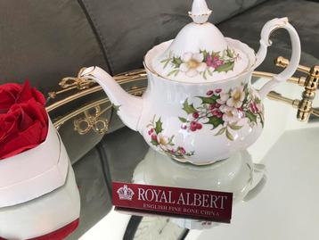 Royal albert WINTER GARDEN THEEPOT🌲🎄🌲🎄 beschikbaar voor biedingen