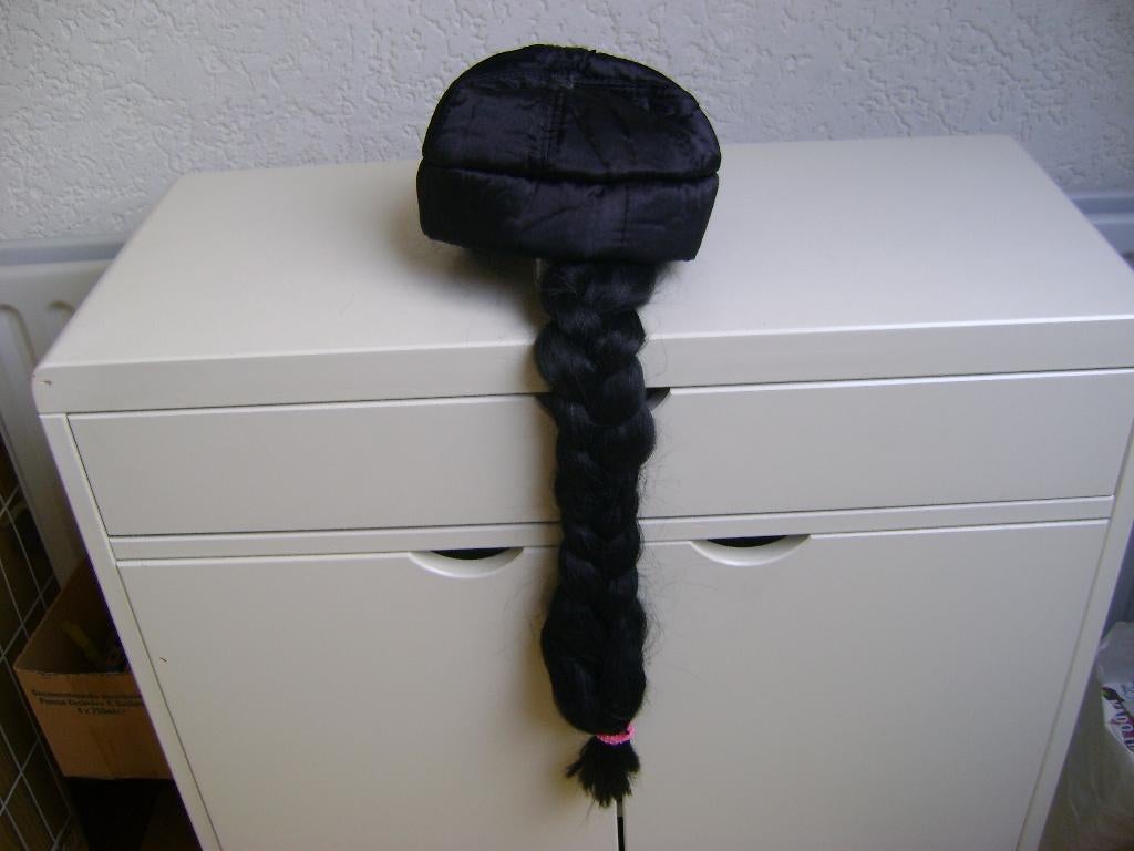 zwarte dames verkleed hoed met lange vlecht eraan 1mt, Maat 38/40 (M), Carnaval, Ophalen of Verzenden, Zo goed als nieuw