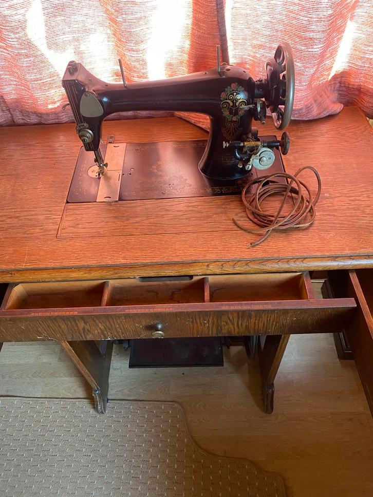 Antieke Naaimachine met Tafel gebroken snaar, Antiek en Kunst, Antiek | Naaimachines, Ophalen