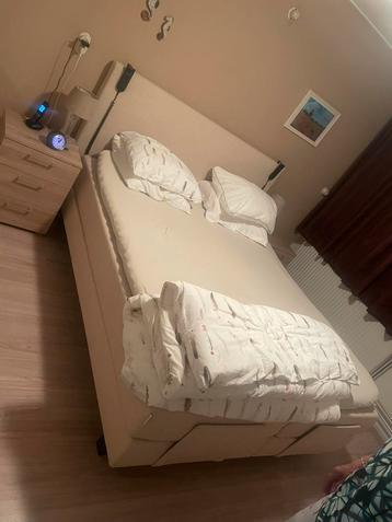 Elektrische boxspring beschikbaar voor biedingen