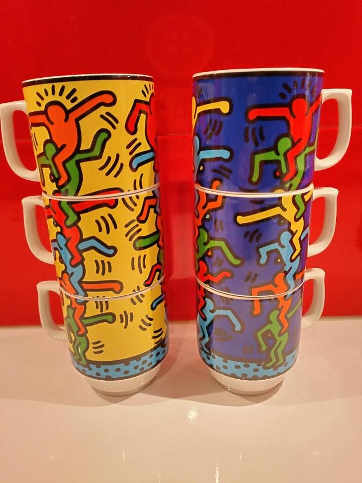 Twee sets Keith Haring Könitz stapelbekers geel en blauw, Verzamelen, Porselein, Kristal en Bestek, Nieuw, Kop en/of schotel, Porselein