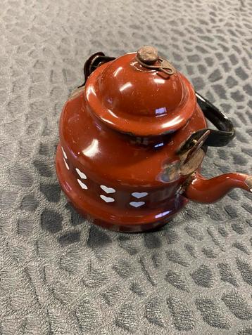 Antieke theepot  beschikbaar voor biedingen
