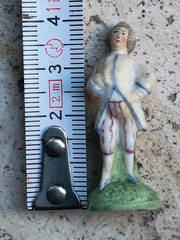 Miniatuur mannetje van porselein  beschikbaar voor biedingen