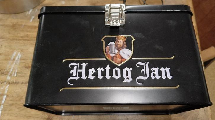 Hertog Jan Koelboxblik – Ridderlijke dorstbestrijding in zes, Verzamelen, Biermerken, Zo goed als nieuw, Overige typen, Hertog Jan