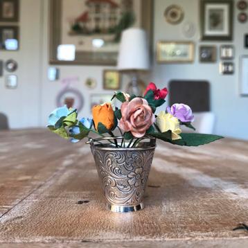 Zilveren miniatuur emmertje met papieren bloemetjes beschikbaar voor biedingen