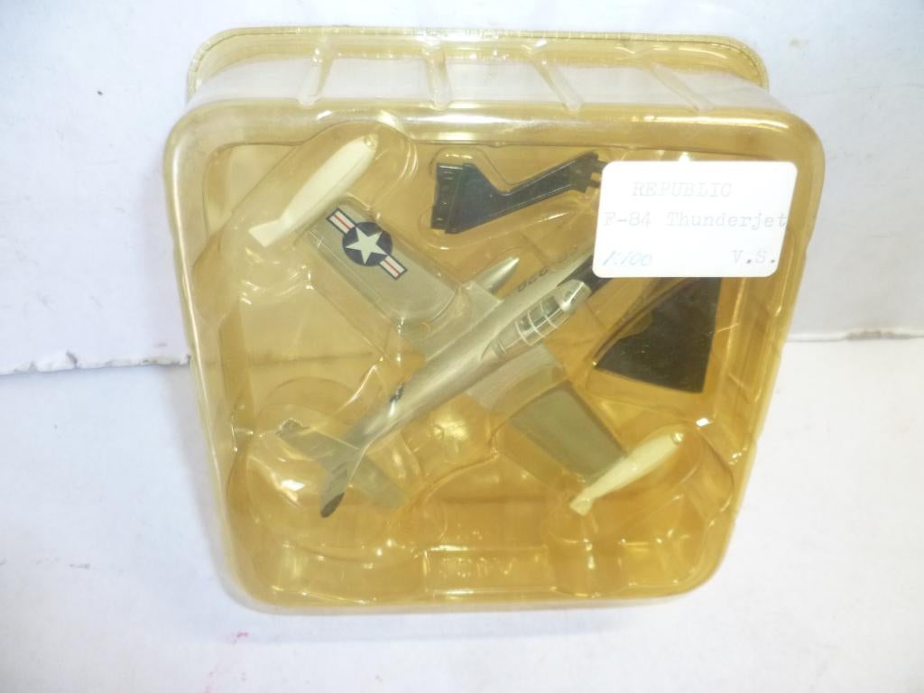 Straaljager Republic F 84 Thunderjet V.S. schaal model 1:100, Ophalen of Verzenden, Nieuw, Schaalmodel