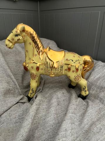 Stenen beeld paard beschikbaar voor biedingen