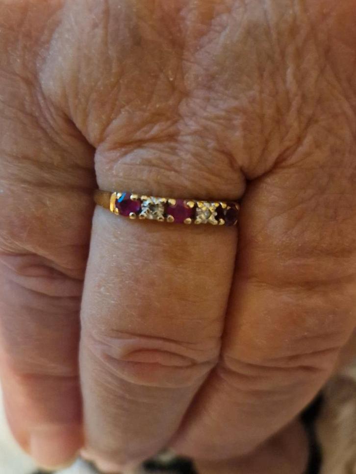 Elegante gouden ring met robijnen., Sieraden, Tassen en Uiterlijk, Ringen, Gebruikt, Dame, 18 tot 19, Goud, Goud, Met edelsteen