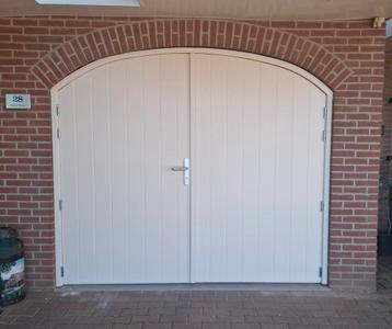 Getoogde garagedeuren of recht beschikbaar voor biedingen