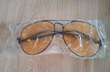 Nieuwe zonnebril met gekleurde glazen beschikbaar voor biedingen