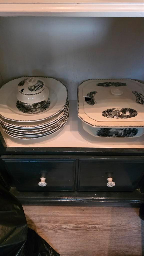 Maastrichts aardewerk Landschap zwart, Antiek en Kunst, Antiek | Servies compleet, Verzenden