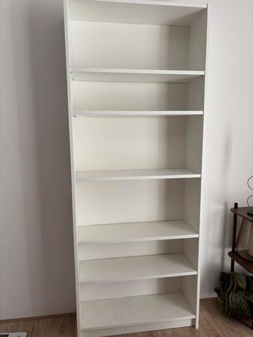 2 boekenkasten zo goed als nieuw
