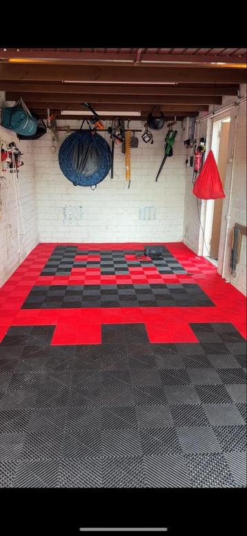 New Smooth Trax garagevloertegels 17m2 beschikbaar voor biedingen