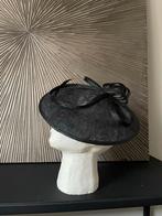 Zwarte Haarband Fascinator met Veer, Kleding | Dames, Hoeden en Petten, Ophalen of Verzenden, Gedragen, One size fits all, Hoed