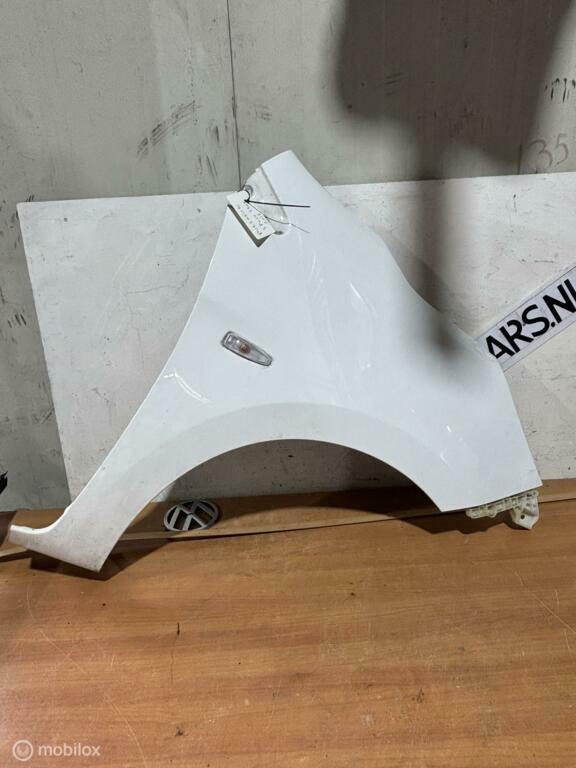 Rechter voorscherm wit Mitsubishi Space Star II ('13-'18), Auto-onderdelen, Carrosserie en Plaatwerk, Mitsubishi, Gebruikt, Ophalen of Verzenden