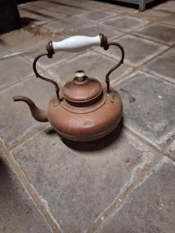 oud keteltje met porseleinen handvat en knop beschikbaar voor biedingen