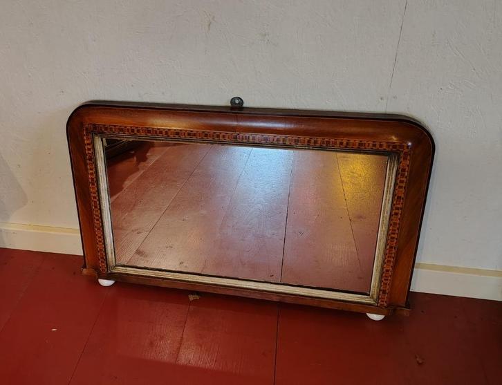 Spiegel met ingelegde lijst en porseleinen voetjes., Antiek en Kunst, Antiek | Spiegels, Minder dan 50 cm, Minder dan 100 cm, Rechthoekig