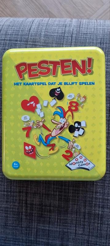 Pesten! Kaartspel in blik beschikbaar voor biedingen