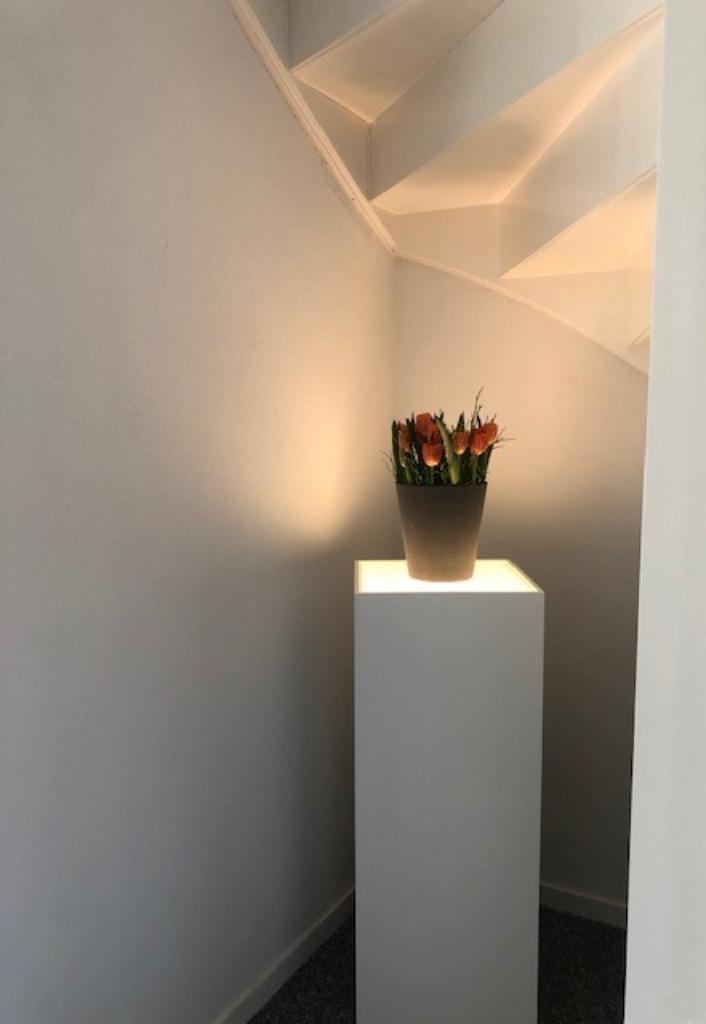 WITTE ZUIL SOKKEL PILAAR KOLOM CONSOLE MET VERLICHTING 10040, Huis en Inrichting, Woonaccessoires | Zuilen en Pilaren, Nieuw, Ophalen of Verzenden