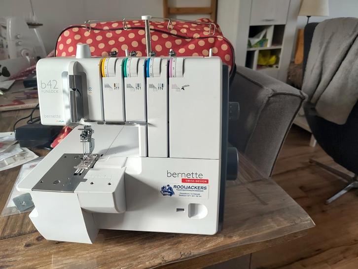 Bernette Coverlock met extra accessoires, Hobby en Vrije tijd, Naaimachines en Toebehoren, Zo goed als nieuw, Lockmachine, Bernina