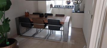eethoek met eventueel stoelen beschikbaar voor biedingen