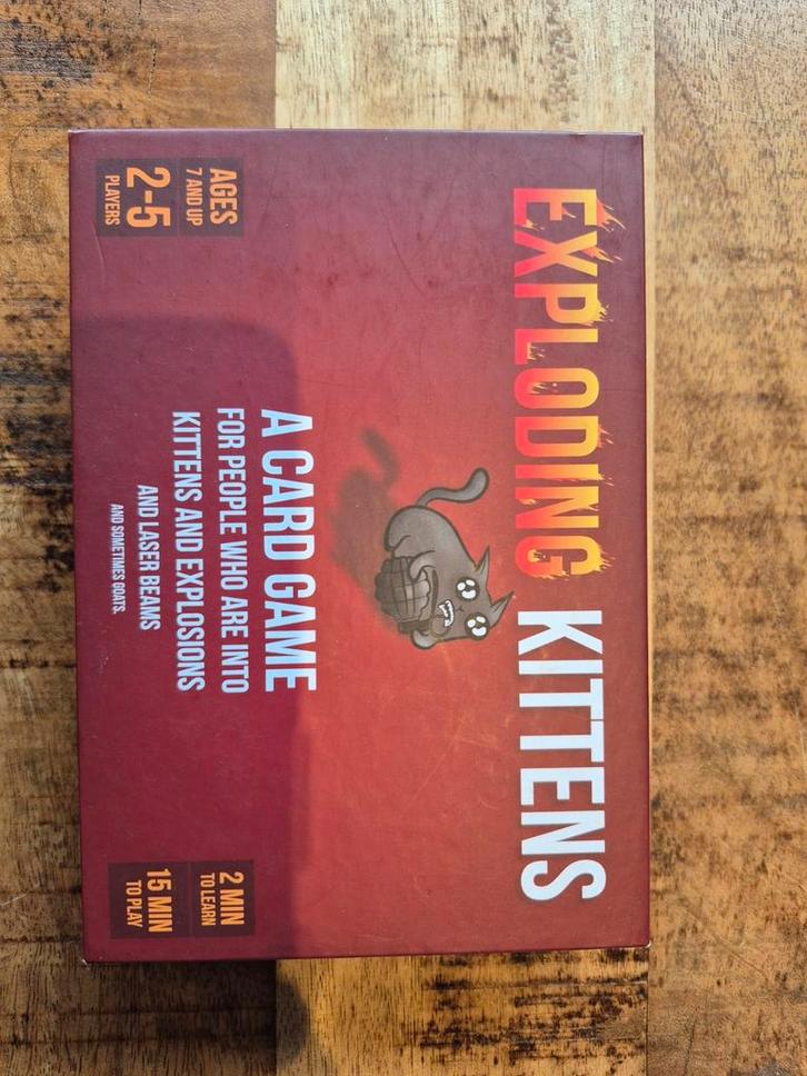 Exploding Kittens + Imploding Kittens Uitbreiding, Hobby en Vrije tijd, Gezelschapsspellen | Kaartspellen, Zo goed als nieuw, Een of twee spelers