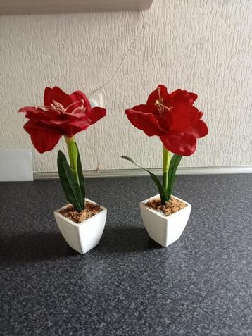 KERST:2 prachtige rode kunst amarilles bloemen in wit potje beschikbaar voor biedingen