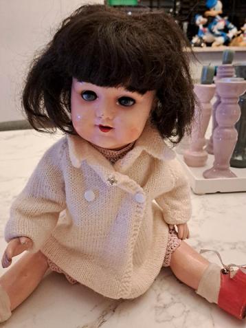 Antieke poppenkleertjes beschikbaar voor biedingen