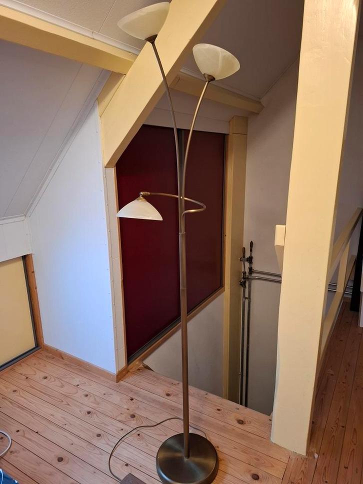 Elegante Vloerlamp met Drie Lichtpunten, Huis en Inrichting, Lampen | Vloerlampen, Gebruikt, 150 tot 200 cm, Glas, Metaal, Ophalen