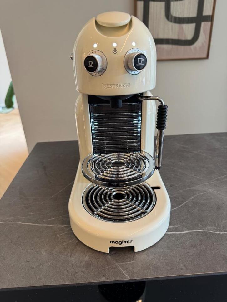 Magimix Maestria Nespresso machine, Witgoed en Apparatuur, Koffiezetapparaten, Gebruikt, Koffiepads en cups, Overige typen, Combi