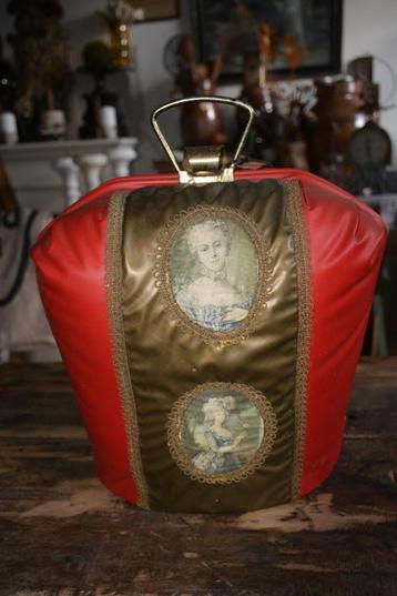 Vintage Theemuts beschikbaar voor biedingen