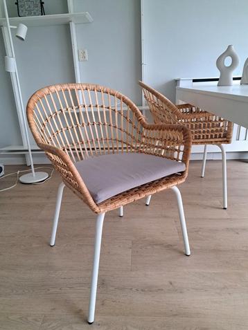 4 Rotan Eetkamerstoelen met Kussens beschikbaar voor biedingen