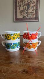 Arcopal France melkglas koppen geel & blauw – jaren 70, Huis en Inrichting, Keuken | Servies, Overige materialen, Ophalen of Verzenden