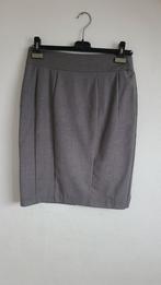 Nette grijze rok, Kleding | Dames, Rokken, Maat 38/40 (M), Ophalen of Verzenden, Zo goed als nieuw, Knielengte