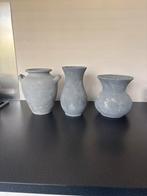 Set van 3 grijze decoratieve sobere vazen, Ophalen, Zo goed als nieuw, Aardewerk of Porselein, Minder dan 50 cm