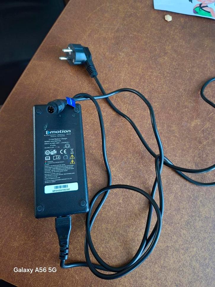 Accell Emotion Acculader 42V, Fietsen en Brommers, Fietsaccessoires | Fietsaccu's, Ophalen of Verzenden