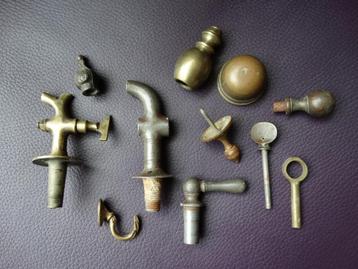 11 voorwerpen waaronder kraantjes, haakje, dop etc beschikbaar voor biedingen