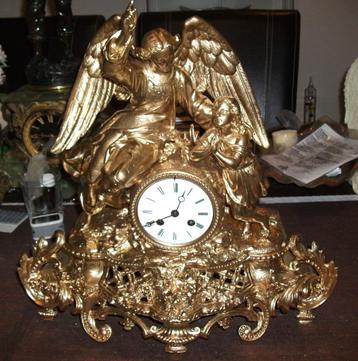 Antieke vergulde Franse bronzen Pendule uit 1830 beschikbaar voor biedingen